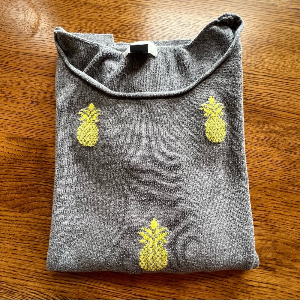 ⭐️ Old Navy Lightweight Sweater Gray with Pineapple Print size SMALL - Picture 12 of 12